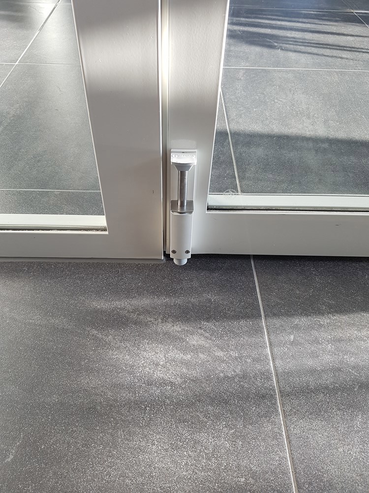 deurvastzetter zwart dictator