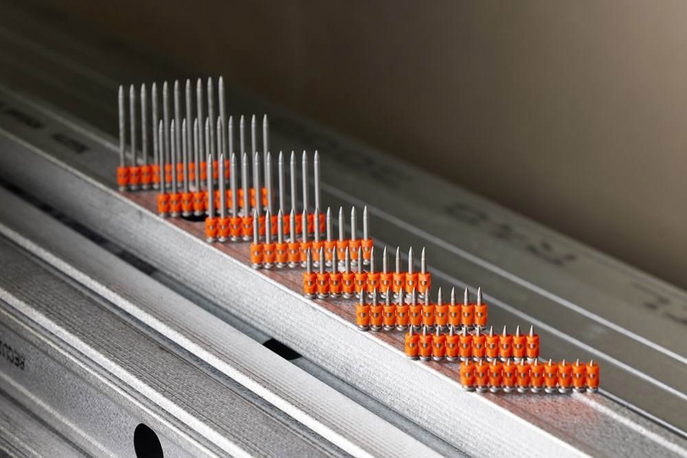 nagels op strip gehard spit-18