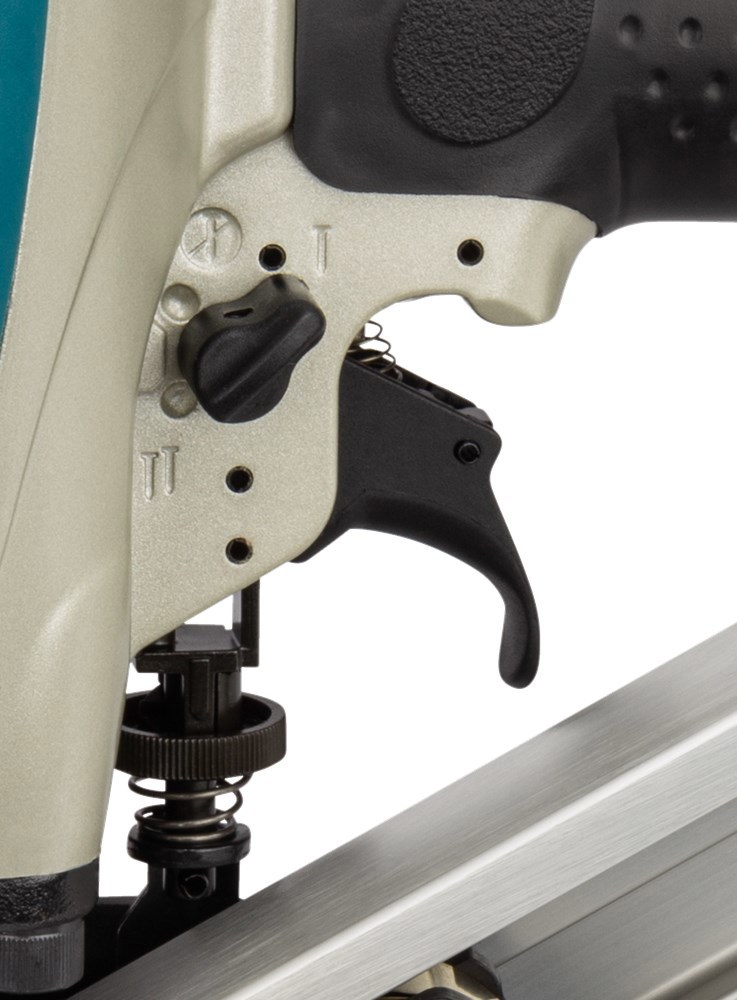 constructietacker makita 8bar-5